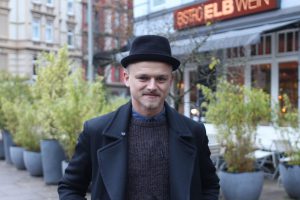 Alexander hält sich im Lagenlook warm. Strickpulli über Hemd - legeres Outfit für Business und Alltag. Foto: Max Gilbert
