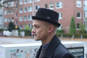 Mit einem Hut hat Alexander das perfekte Accessoire für den Herbst. Foto: Max Gilbert