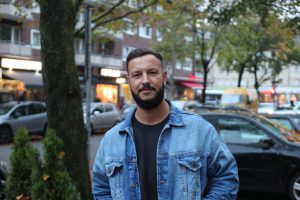 David trägt eine lässige Jeansjacke und kombiniert sie mit einem oversized Shirt. Foto: Max Gilbert