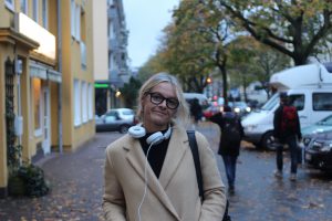 Sascha trägt den Herbstklassiker "Strickpulli unter Fleecemantel". Brille und Kopfhörer sind nicht nur nützlich, sondern sehen auch noch gut aus. Foto: Max Gilbert