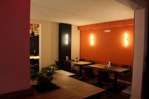 Modernes Design im Essbereich des Restaurants. Foto: Phillip Holländer