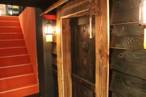 Eine "sagenumwobene" Tür: Auf dem Weg zu den Toiletten ragt die verschlossene Pforte zu Uncle He aus der Wand. Was sich wirklich hinter der Tür verbirgt, wollte Heine nicht sagen. Foto: Phillip Holländer