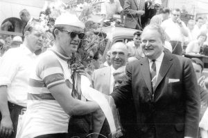 Herbert Thau mit Bürgermeister Engelhard bei der Preisverleihung, 1960.