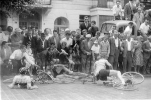 Die Teilnahme war nicht ungefährlich: Sturz nach dem Ziel, 1960.