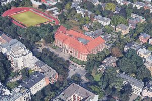 Das Völkerkundemuseum und der Sportplatz des Hochschulsports. Quelle: Bilder © 2017 Google, Kartendaten © GeoBasis-DE/BKG (©2009), Google