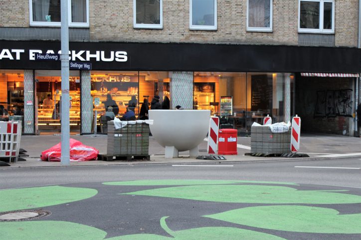 Pflanzenkübel am Kreisverkehr der Kreuzung Heußweg und Stellinger Weg. Foto: Vanessa Leitschuh