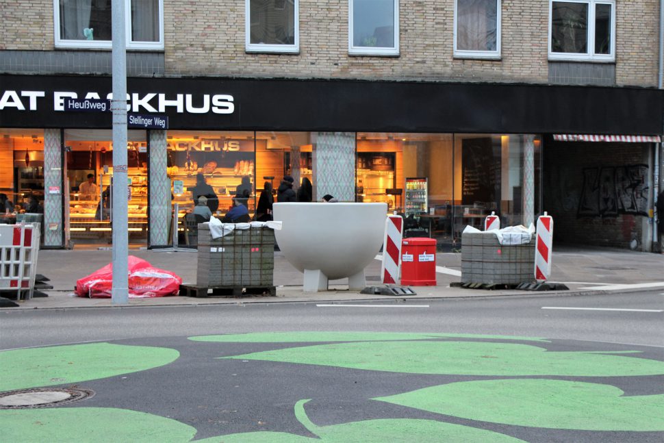 Pflanzenkübel am Kreisverkehr der Kreuzung Heußweg und Stellinger Weg. Foto: Vanessa Leitschuh