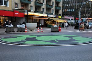 Pflanzenkübel am Kreisverkehr der Kreuzung Heußweg und Stellinger Weg. Foto: Vanessa Leitschuh