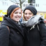 Marlene und Victoria haben viele Ideen parat. „Ich kaufe gerne bei Oxfam, da habe ich auch für dieses Weihnachten Geschenke gefunden. Oder etwas Selbstgemachtes – gebastelte Lampen vielleicht. Im letzten Jahr habe ich Nudeln für die ganze Familie gemacht. Das ist zwar nicht wirklich last minute, da es sehr aufwändig war, aber sie haben sich gefreut und es war nicht teuer.“ „Ich schenke eigentlich gar nichts Materielles. Ich bin immer dafür Reisen oder Konzertkarten zu verschenken – ein Zugticket nach Hamburg vielleicht.“ Foto: Samantha Tirtohusodo