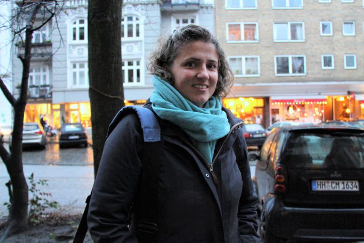 "Ist nicht immer alles last minute?", lacht Julia. Auch sie schlägt den Gutschein als praktische Lösung vor, wenn Weihnachten mal wieder zu früh vor der Tür steht. Foto: Samantha Tirtohusodo