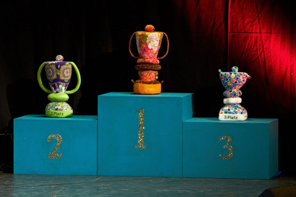 Die bunten Hamburger Comedy Pokale aus Frottier. Foto: Hamburger Comedy Pokal e.V.