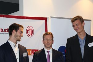 Moderator Micheal Augistin (NDR) sprach mit dem neuen Beachvolleyball-Duo Thole/Wickler. Foto: Robin Eberhardt