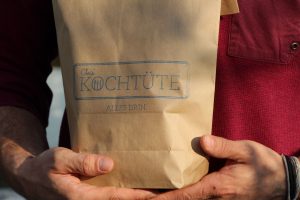 Chris Kochtüte gibt es an der Hohenluftbrücke, am U-Bahnhof Schlump und am Bahnhof Altona. Foto: Samantha Tirtohusodo