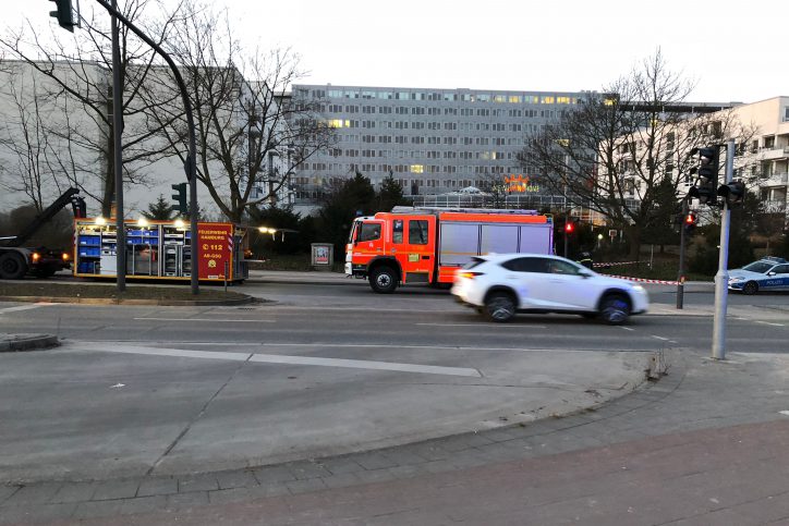 Die Feuerwehr kam nach einem vermuteten Chlorgasaustritt mit 50 Einsatzkräften zum Residenz-Hotel in der Julius-Vossler-Straße. Foto: Florian Heuer