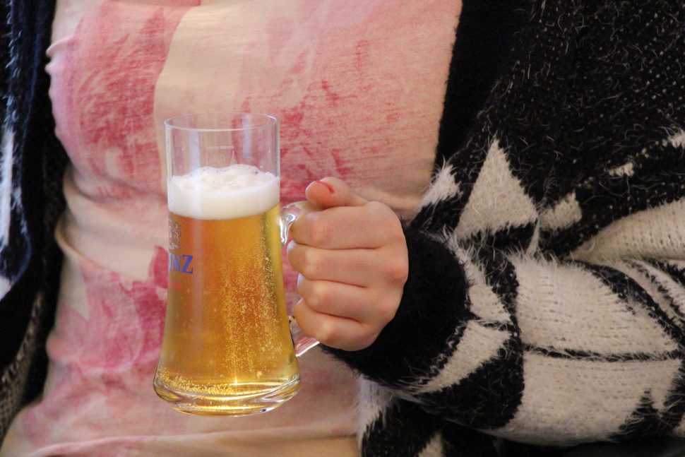 Lena trinkt schon am frühen Nachmittag während der Arbeit. Foto: Robin Eberhardt