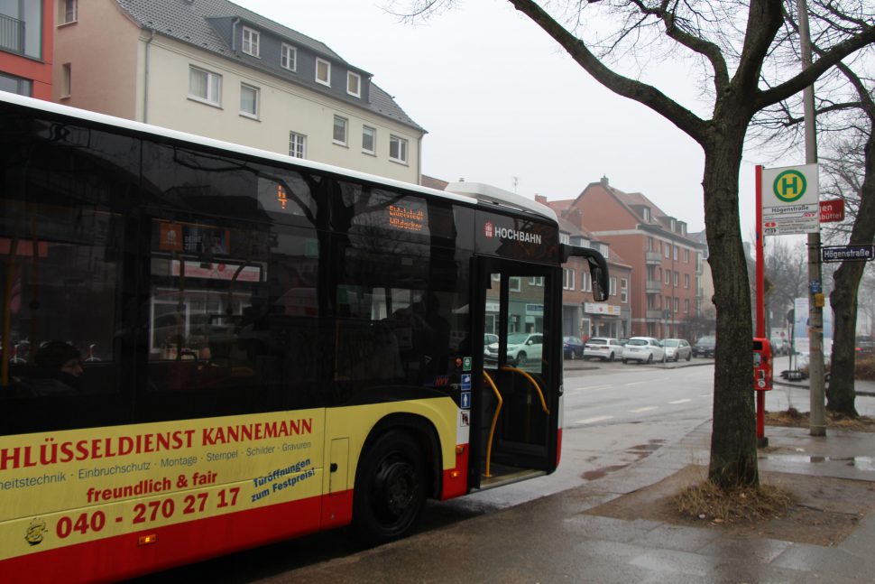Metrobus Linie 4 am Langenfelder Damm Bushaltestelle Högenstraße. Foto: Amelie Maaß