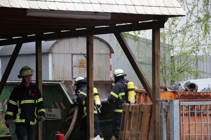 Die feuerwehr konnte den Containerbrand in kurzer Zeit löschen. Foto: Robin Eberhardt