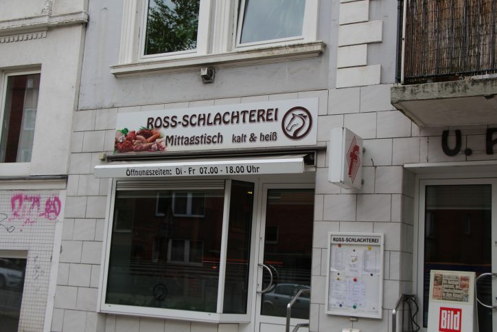 Die Ross-Schlachterei Uwe Poggensee hat Kesselgulasch und wechselnde Gerichte im Angebot. Foto: Robin Eberhardt