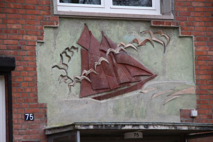 Ein Wandrelief an einem Klinkerbau in der Tornquiststraße. Foto: Robin Eberhardt