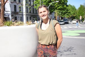 Carlotta hat keine Angst vor Mustern. Sie kombiniert eine bunte Yoga Hose mit einem legeren T-Shirt. Foto: Samantha Tirtohusodo