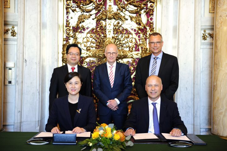 Vertragsunterzeichnung im Hamburger Rathaus (von links nach rechts) hinten: Sun Congbin, chin. Generalkonsul, Erster Bürgermeister Dr. Peter Tschentscher, Ralph Gusko, Beiersdorf Board Member for Asia & Brands Asia and Consumer Brands; vorne: Zhang Lei, Vorstandsvorsitzende NetEase Kaola, Sigmar Werz, Leiter Global E-Commerce). Foto: Beiersdorf AG