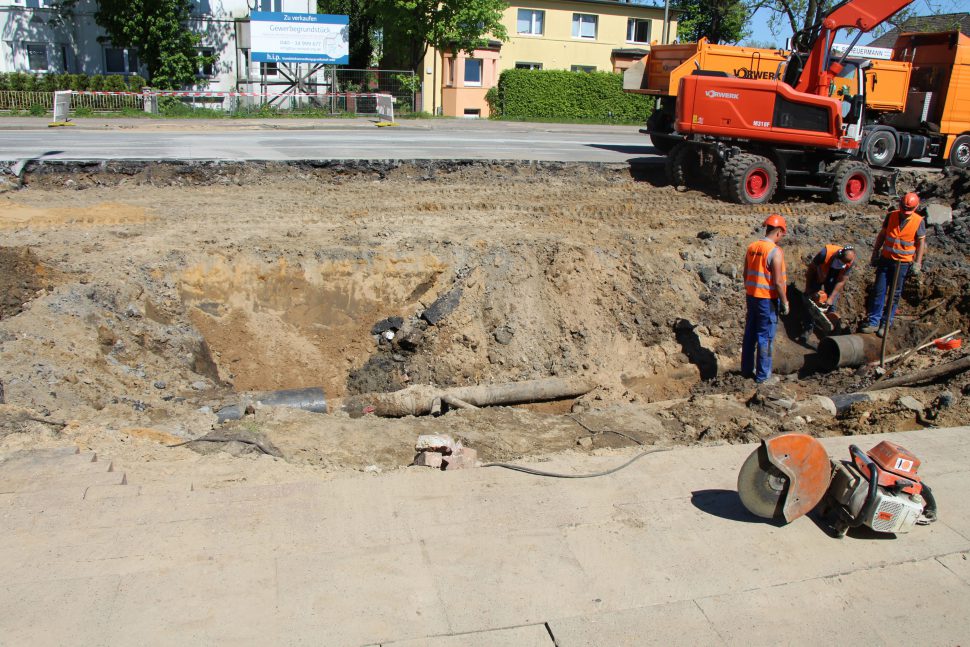 Nach dem Wasserrohrbruch in der Kollaustraße werden am Samstag wird die Straße wieder für den Verkehr freigegeben. Foto: Robin Eberhardt