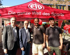 Niels Annen, Peter Tschentscher, Frank Fechner und Jasper Hölscher waren auch auf dem Osterstraßenfest. Foto: ETV