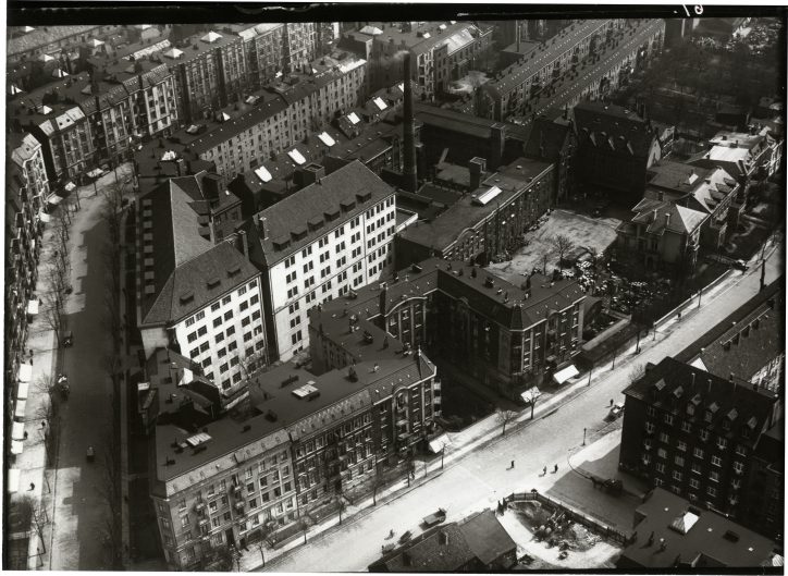 Die Unnastraße, damals noch Teil deds Eidelstedter Wegs, im Jahr 1931 mit dem Werk 1 der Beiersdorf AG. Quelle: Beiersdorf AG