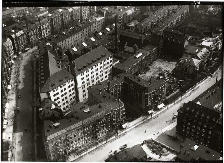 Die Unnastraße, damals noch Teil des Eidelstedter Wegs, im Jahr 1931 mit dem Werk 1 der Beiersdorf AG. Quelle: Beiersdorf AG