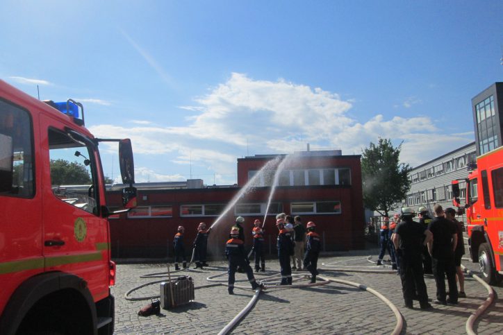 Auch die Bekämpfung eines Brandes auf dem Dach war Teil des Ausbildungswochenende der Jugendfeuerwehr Eimsbüttel. Foto: Gerhard Mögling