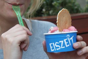 Die Eiszeit mag schon vorbei sein, aber in Eimsbüttel ist sie noch ganz aktuell. Das kleine Eiscafé an der Müggenkampstraße ist eine Legende seit mehr als einem Vierteljahrhundert. Hier dürfen sich die Besucher jeden Tag über verschiedene neue Sorten freuen. Das Highlight in der "Eiszeit" ist aber der "kalte Hund" - eine Speziaität aus Butterkeks und Schokolade. Foto: Margarita Ilieva