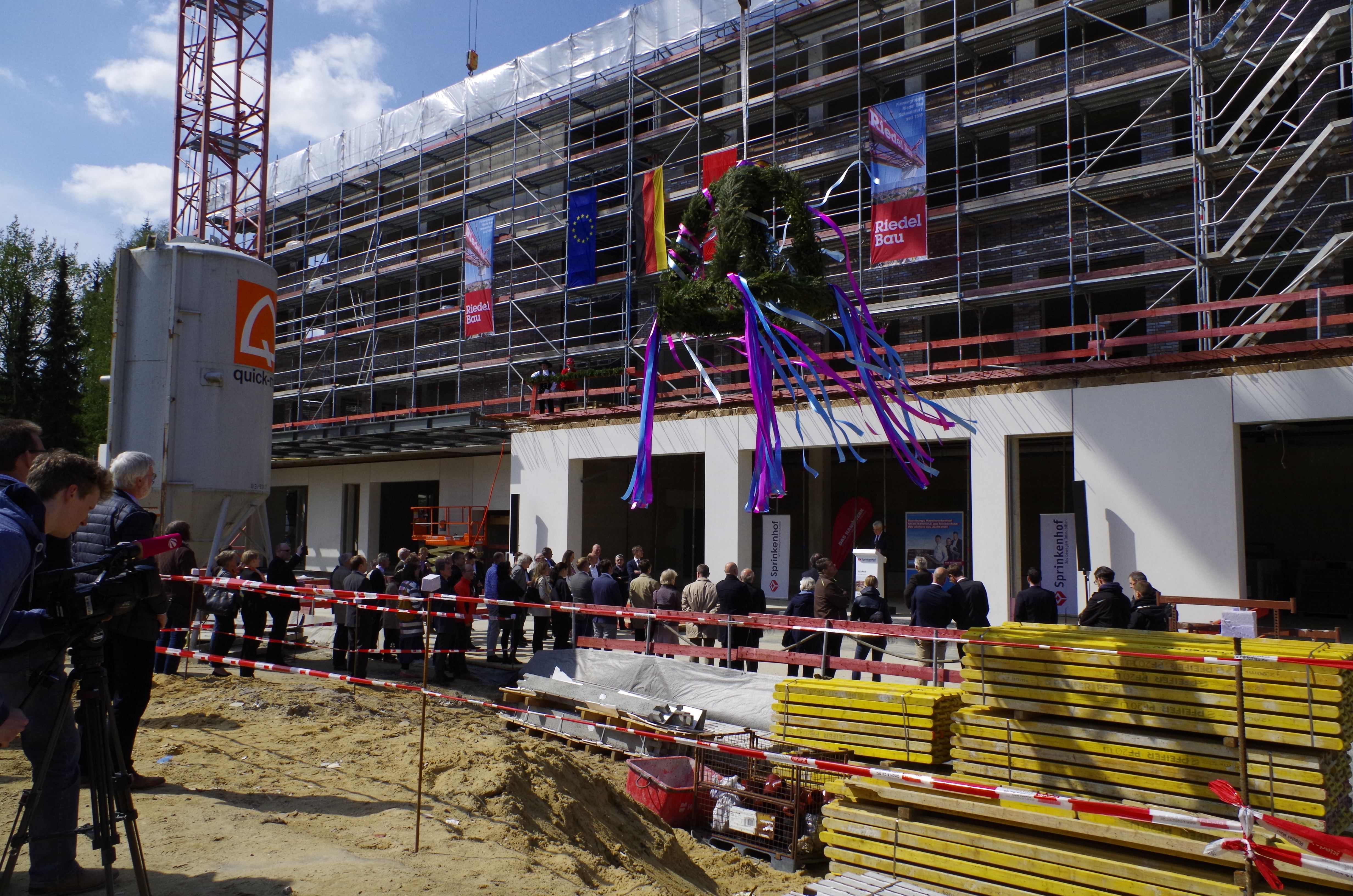 Am Offakamp soll bald der Handwerkerhof "Meistermeile" fertiggestellt und zu Beginn 2019 bezogen werden. Heute fand ein Richtfest des Gebäudes statt. Foto: Handwerkskammer Hamburg/Kretschmann