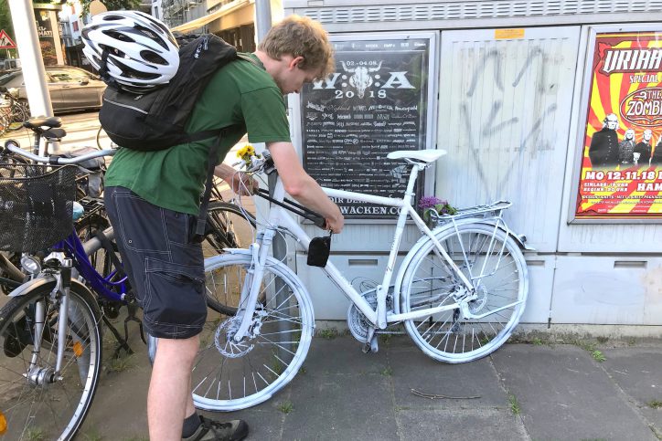 Malte Hübner stellt das Ghostbike an der Kreuzung auf. Foto: Fabian Hennig