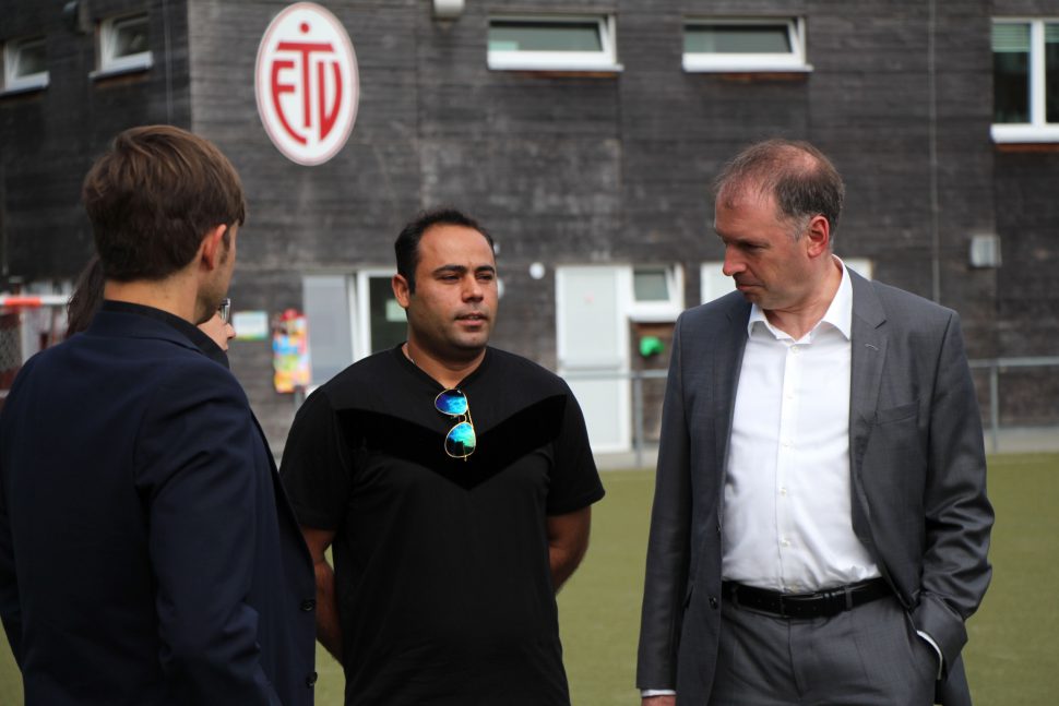 Niels Annen (r.) im Gespräch mit Mansour Asadi (m.) und Karen Nakamura, Integrations-Beauftrage vom ETV sowie Tore Süßenguth vom Entwicklungsdienst. Foto: Alicia Wischhusen.