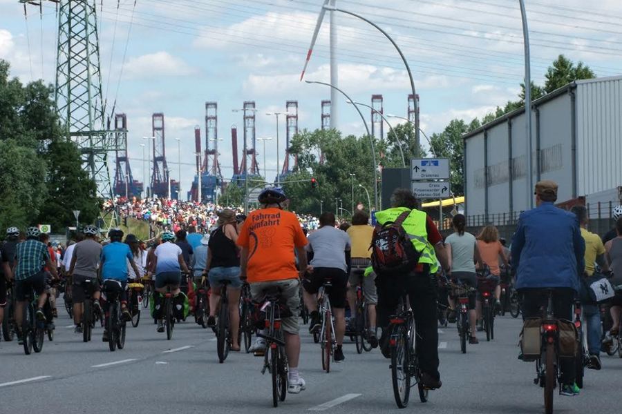 Fahrradfahrer mit Hafen im Hintergrund. Foto: ADFC Hamburg