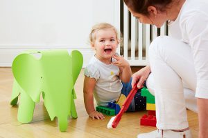 Es hat sich bewährt, Kinder ab etwa 2 Jahren zu einer Vorsorgeuntersuchung eines Elternteils mitzunehmen. Dabei erklären wir schon einmal spielerisch die aufregenden Instrumente in unserer Praxis. Positive Erlebnisse beim kinderfreundlichen Zahnarzt lassen Zahnarztangst gar nicht erst aufkommen.