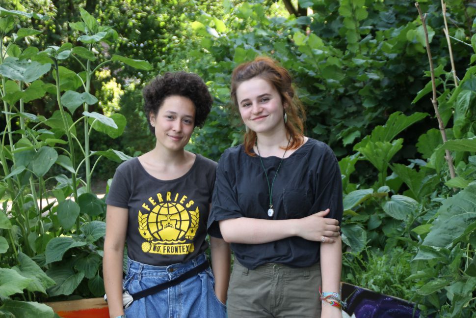 Die beiden Schülerinnen Lili und Rosi Foto: Alicia Wischhusen