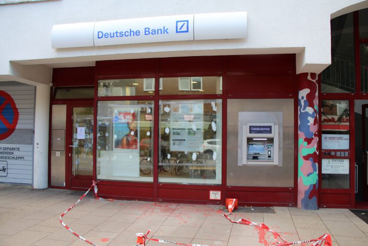 Unbekannte haben einen Anschlag auf die Deutsche Bank Filiale in der Osterstraße verübt. Foto: Robin Eberhardt