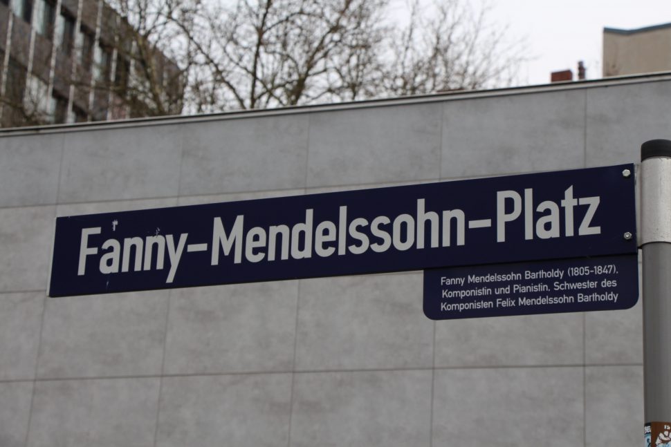 Straßenschild Fanny-Mendelssohn-Platz. Foto: Robin Eberhardt