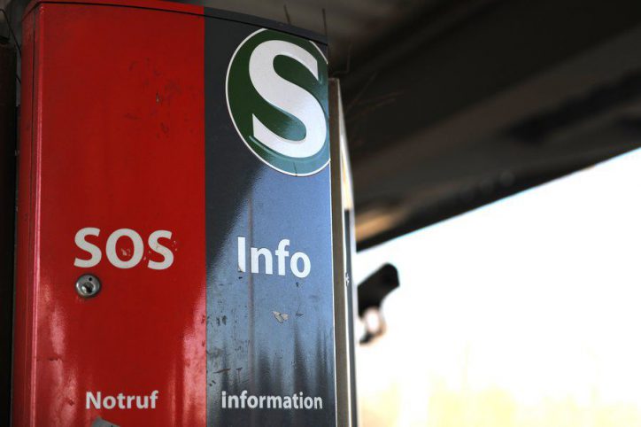 Durch eine schadhafte Oberleitung mussten Reisende beim Bahnhof Eidelstedt erneut aus einem Zug gerettet werden. Foto: Tim Eckhardt