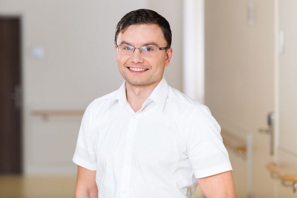 Dr. Oleg Yastrebov erzählt bei der Patientenakademie des Agaplesions etwas Schmerzen im Fuß. Foto: Agaplesion
