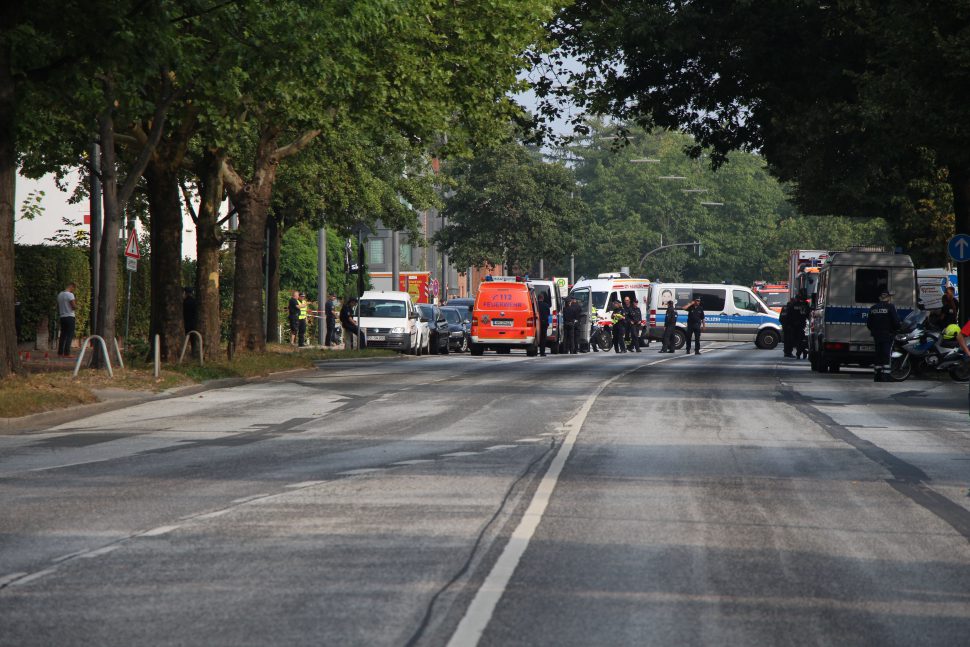 Polizei und Feuerwehr im EInsatz aim Lokstedter Steindamm. Foto: Robin Eberhardt