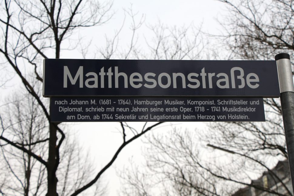 Straßenschild Matthesonstraße. Foto: Robin Eberhardt