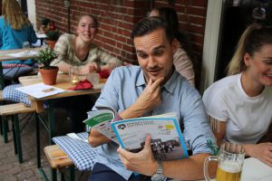 Auch der ehemalige Bachelorette Kandidat Sören Altmann liest die Eimsbütteler Nachrichten. Foto: Robin Eberhardt