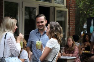 Die Ex-Kandidaten Sören Altmann mit Janika Jäcke und Janine Christin Wallat im Gespräch. Foto: Robin Eberhardt
