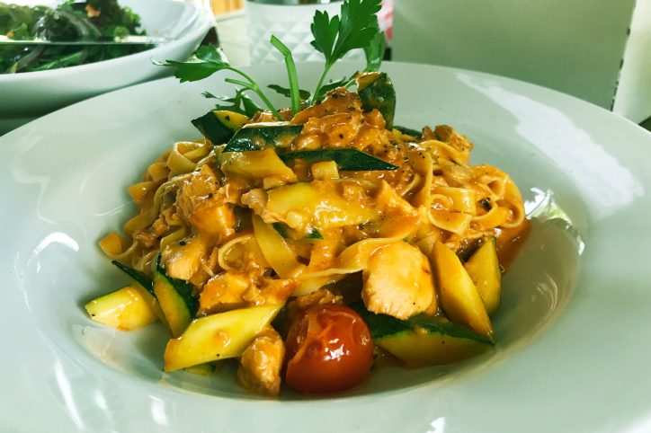 Tagliatelle mit Lachs und Zucchini in Tomaten-Sahne-Soße. Foto: Fabian Hennig