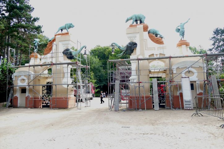 Das historische Eingangstor wird für die Renovierungsarbeiten vorbereitet. Foto: Tierpark Hagenbeck