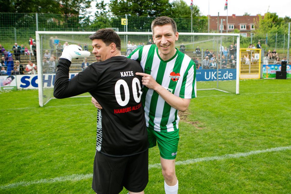 Tim Mälzer und Steffen Hallaschka bei Kicken mit Herz. Foto: Oliver Reetz