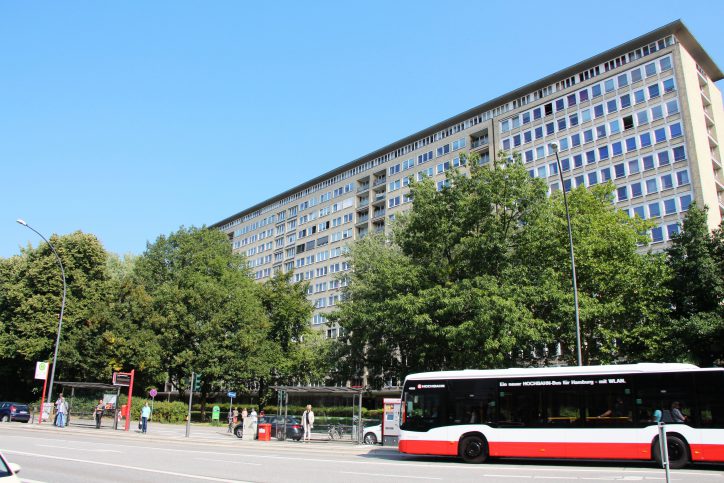 An der Bushaltestelle vor dem Bezirksamt wurde der verdächtige Gegenstand gefunden Foto: Fabian Hennig