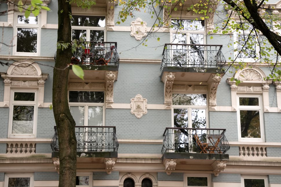 Typisch für Eimsbüttel und damit auch in der Lappenbergsallee zu finden: verzierte Balkone an schönen Altbauhäusern. Foto: Alicia Wischhusen